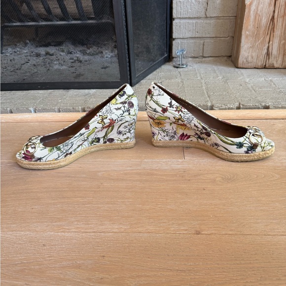 Gucci Women's Floral Peep Toe Canvas Wedge Shoes with Horsebit - Picture 2 of 6